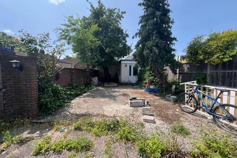 4 bedroom house for sale, Sandhurst Drive, Ilford