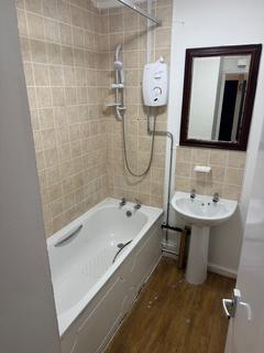 2 bedroom flat to rent, Mandley Park Avenue, Salford M7