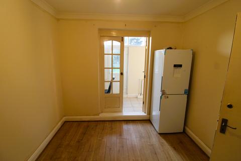 3 bedroom semi-detached house to rent, Royal Lane, Uxbridge UB8