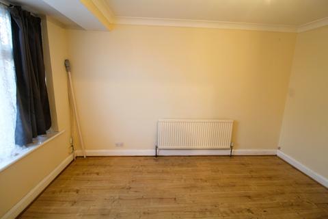 3 bedroom semi-detached house to rent, Royal Lane, Uxbridge UB8