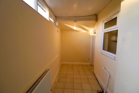 3 bedroom semi-detached house to rent, Royal Lane, Uxbridge UB8