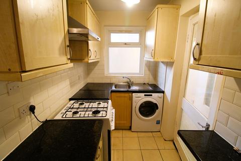 3 bedroom semi-detached house to rent, Royal Lane, Uxbridge UB8
