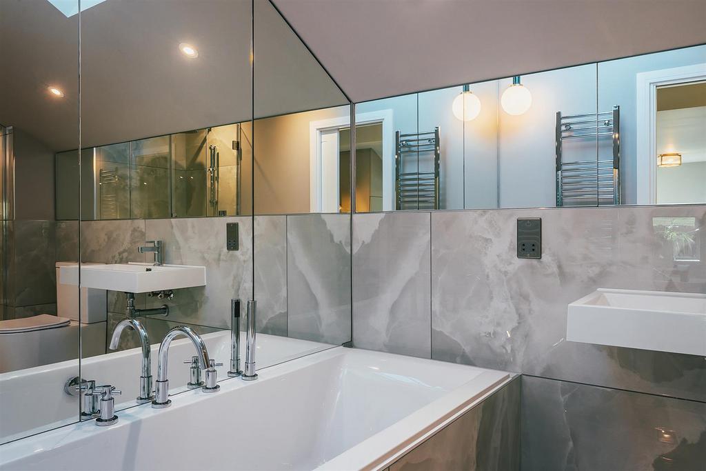 Master En-Suite Bathroom