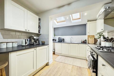 2 bedroom flat to rent, Vardens Road, London, SW11