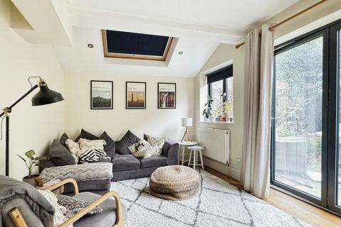 2 bedroom flat to rent, Vardens Road, London, SW11