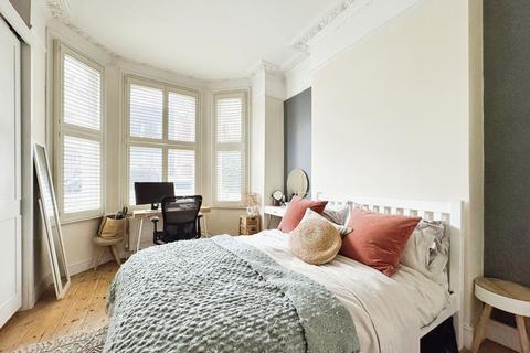 2 bedroom flat to rent, Vardens Road, London, SW11