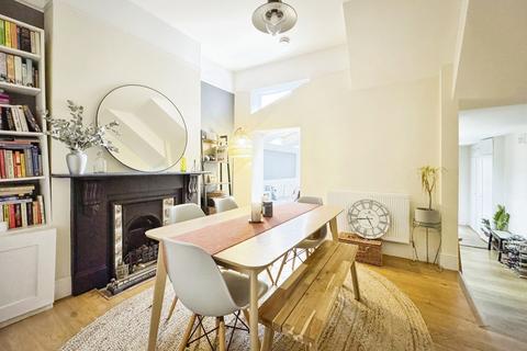 2 bedroom flat to rent, Vardens Road, London, SW11