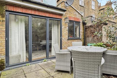 2 bedroom flat to rent, Vardens Road, London, SW11
