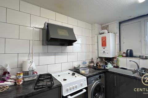 2 bedroom flat to rent, Biscoe Close, HOUNSLOW TW5