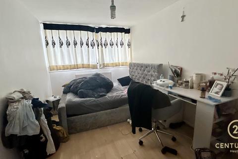2 bedroom flat to rent, Biscoe Close, HOUNSLOW TW5