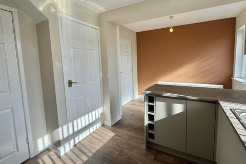 3 bedroom semi-detached house to rent, Queens Crescent, Ossett, West Yorkshire, WF5