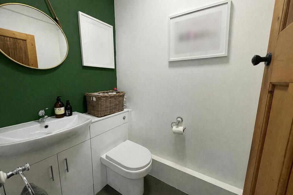 12 Whitehouse WC.png