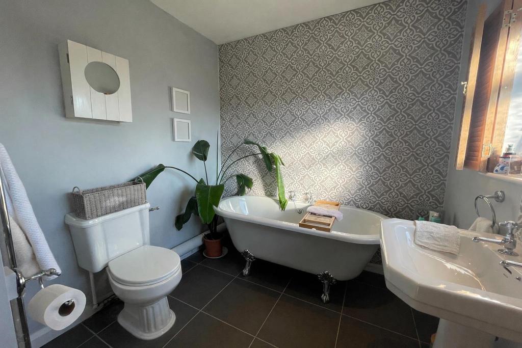 12 Whitehouse En Suite.png