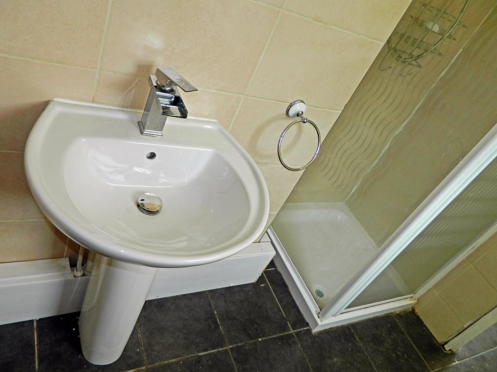 38 Alfred Bathroom2