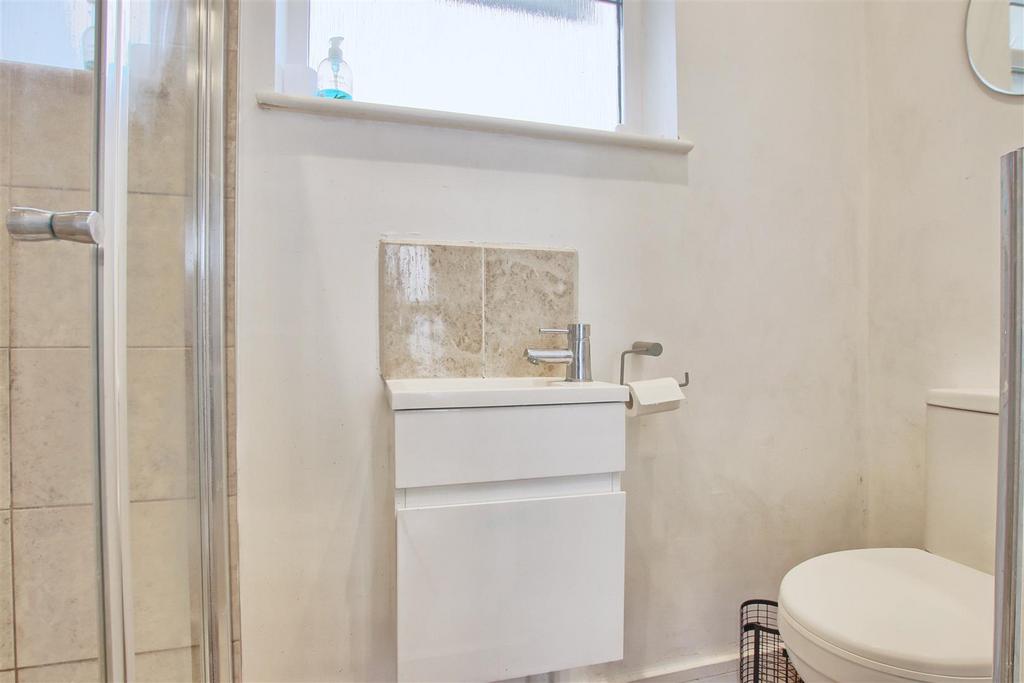 Ensuite - Bed 3 - 1.jpg
