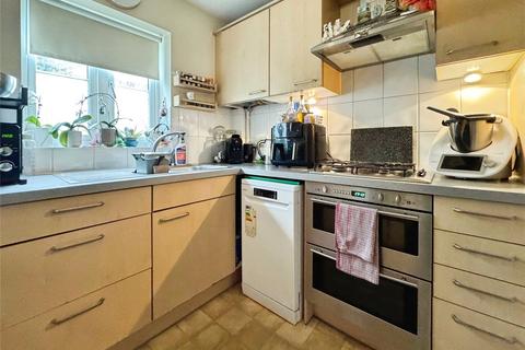 3 bedroom terraced house to rent, Badgers Rise, Reading RG5