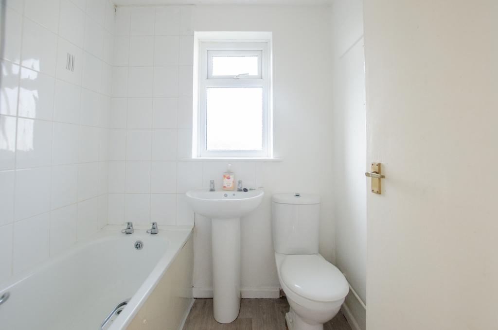 25 Kay Crescent TPS Bodmin 01208 74182-06
