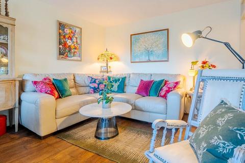 2 bedroom ground floor flat for sale, Princes Court, The Mall, Dunstable, Bedfordshire LU5