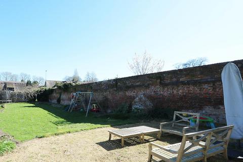 undefined, Pangbourne Hill, Pangbourne - 2 mins walk to train station and shops