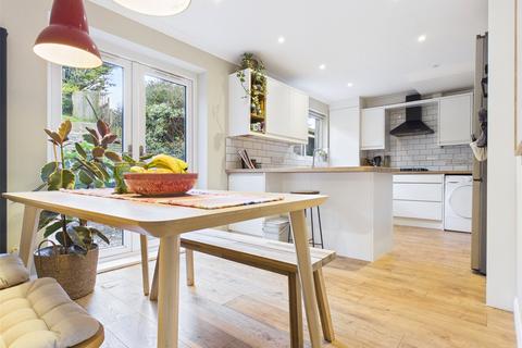 3 bedroom semi-detached house to rent, Chichester Close, Hove, BN3