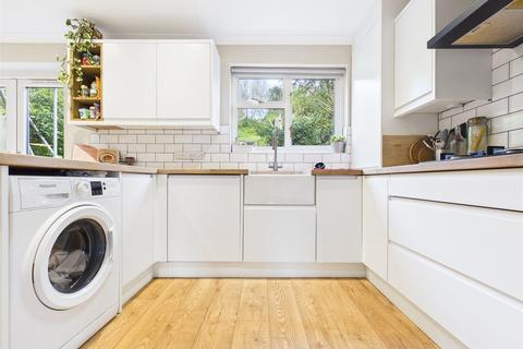 3 bedroom semi-detached house to rent, Chichester Close, Hove, BN3