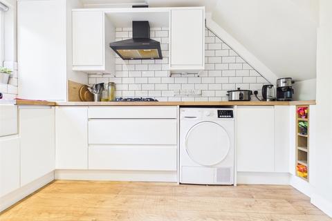 3 bedroom semi-detached house to rent, Chichester Close, Hove, BN3