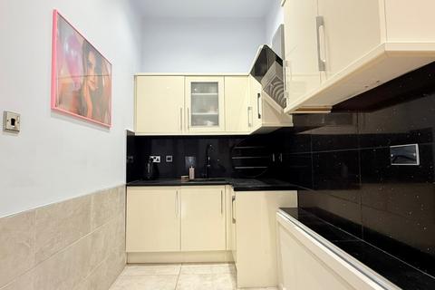 1 bedroom flat to rent, Warwick Road, London, SW5