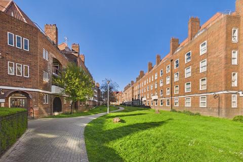 2 bedroom flat for sale, Lynmouth Road, London
