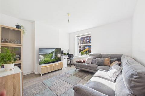 2 bedroom flat for sale, Lynmouth Road, London