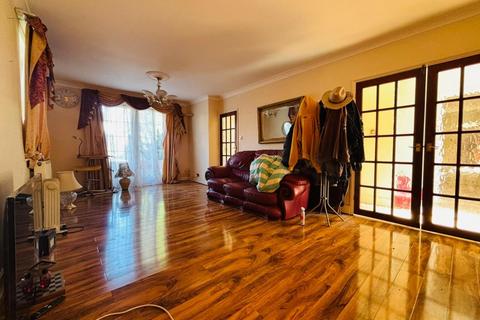 4 bedroom semi-detached house for sale, Abbots Road, Edgware