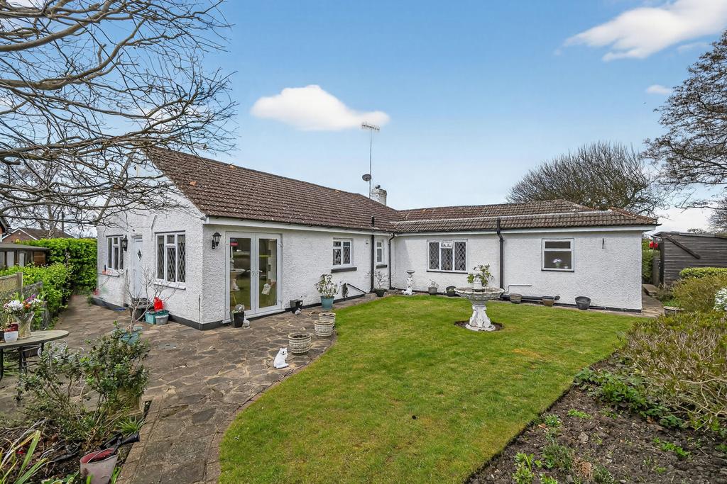 Bungalow exterior, garden