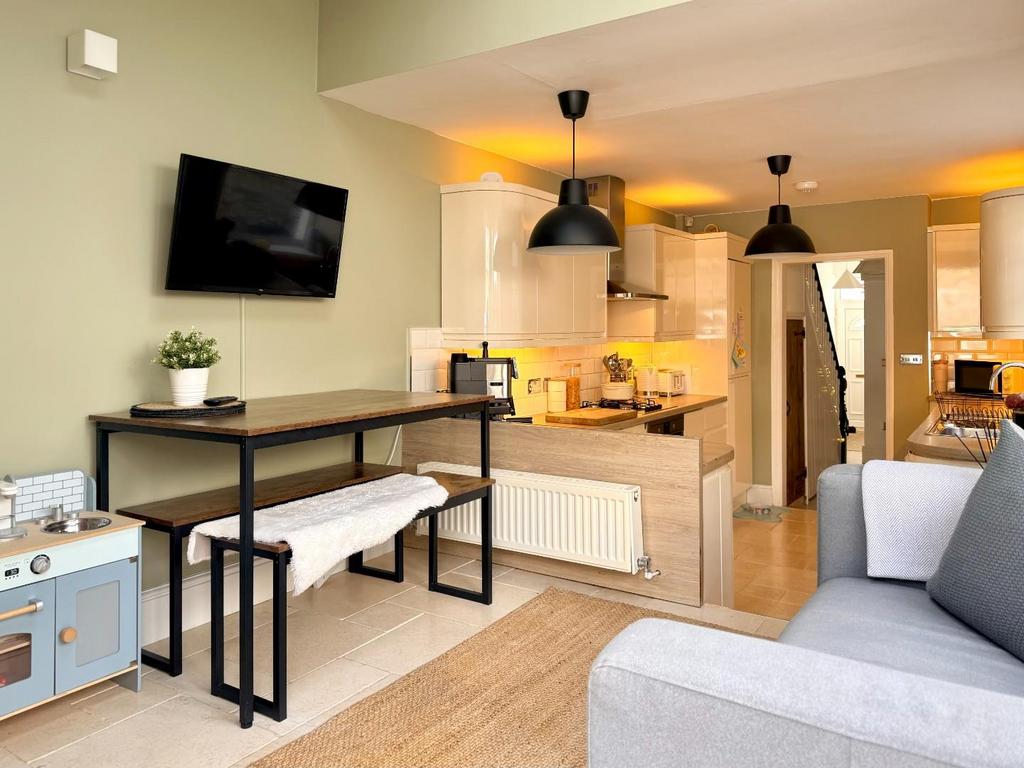 Kitchen/Dining Area