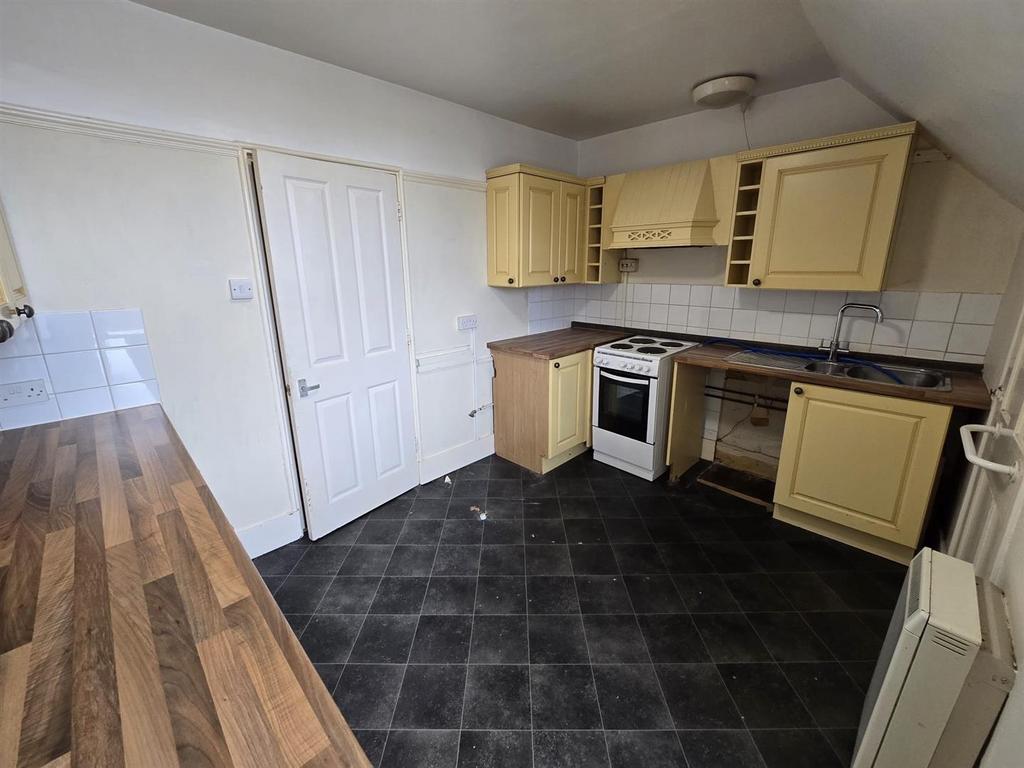 Photo 6 - Kitchen - SFF, 47 B Aldwick Road.jpg