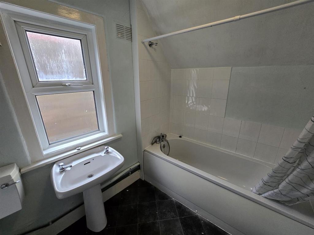 Photo 8 - Bathroom - SFF, 47 B Aldwick Road.jpg