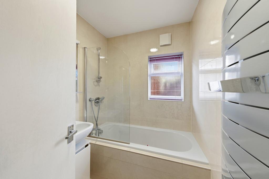 Family bathroom 1
