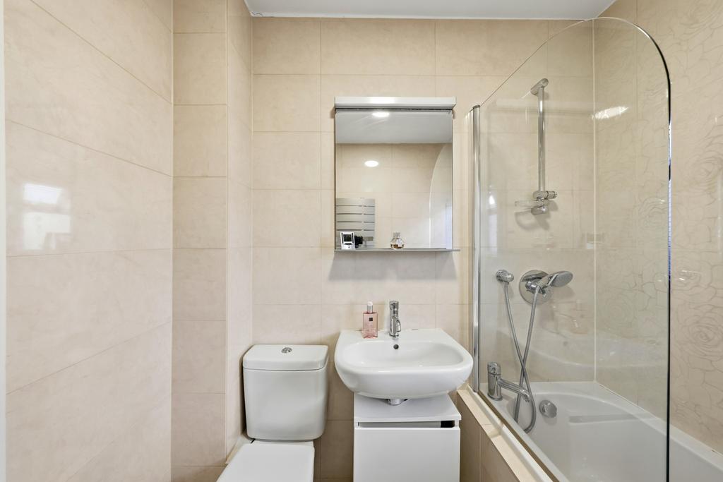 Family bathroom 1