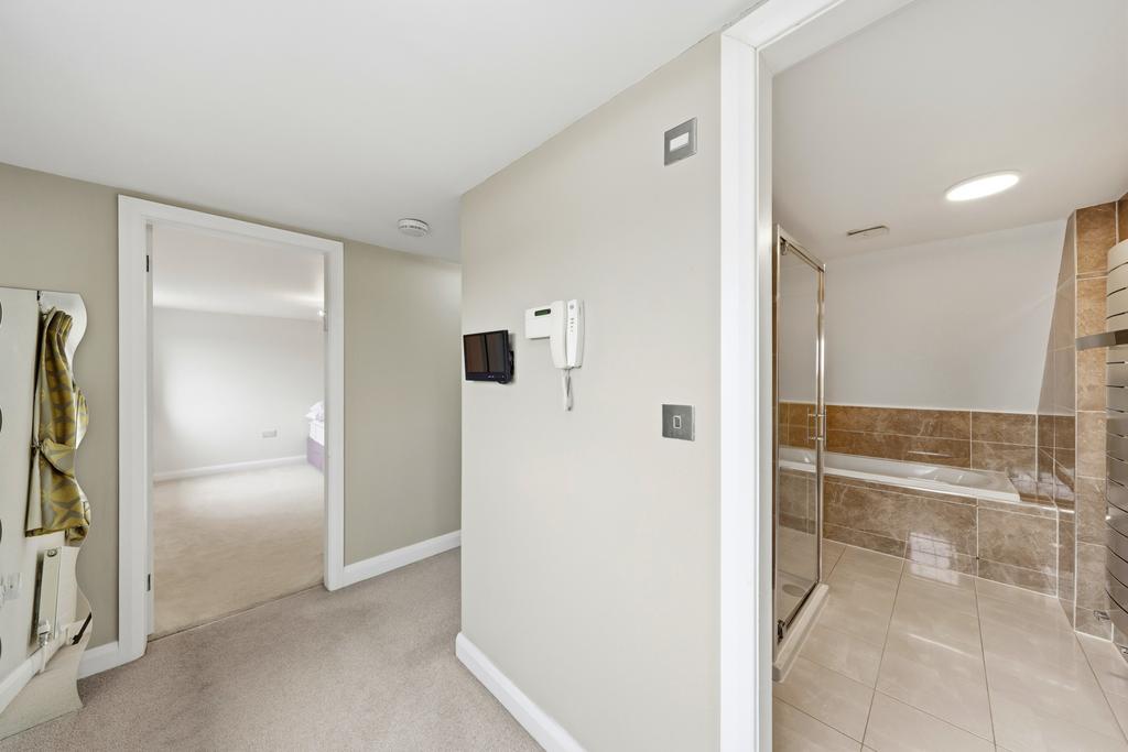 Family bathroom 3