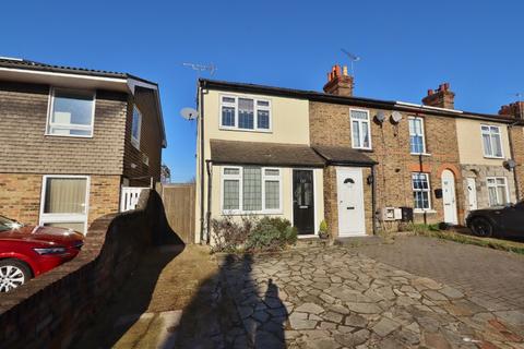 3 bedroom end of terrace house to rent, Victoria Road, Essex, RM1