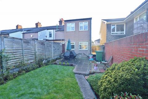 3 bedroom end of terrace house to rent, Victoria Road, Essex, RM1