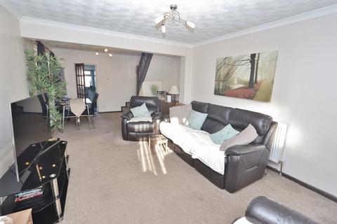 3 bedroom end of terrace house to rent, Victoria Road, Essex, RM1