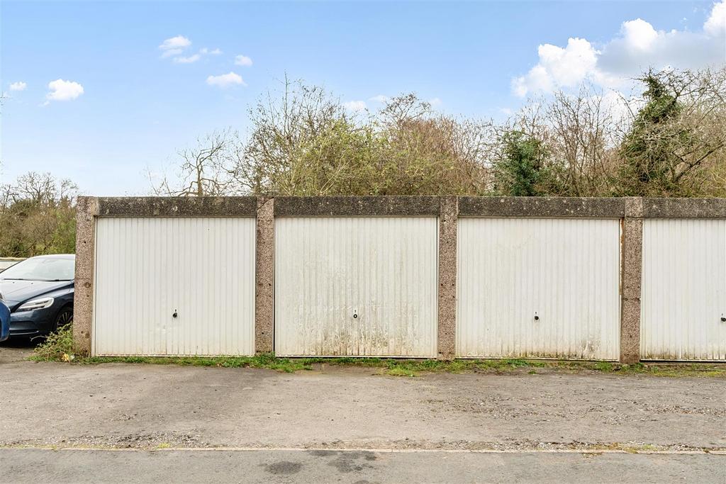 Garage / Parking