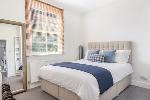3 bedroom flat to rent, Halford Road, London, SW6
