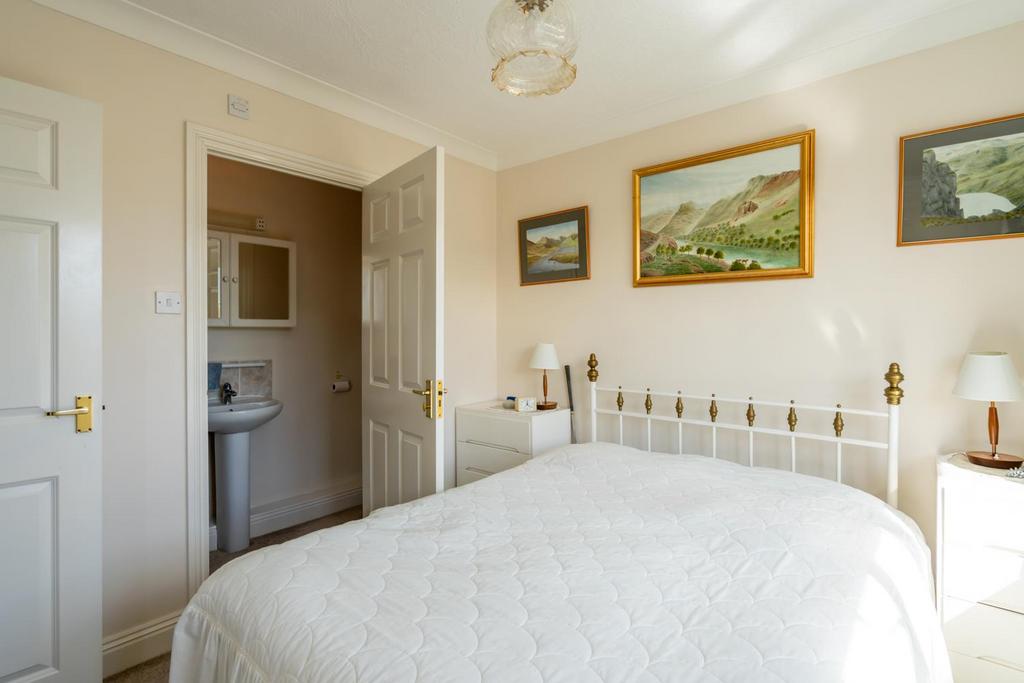 Bedroom 1.jpg
