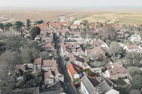 undefined, Chain Free in Blakeney