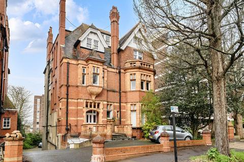 3 bedroom flat to rent, The Drive, Hove, BN3