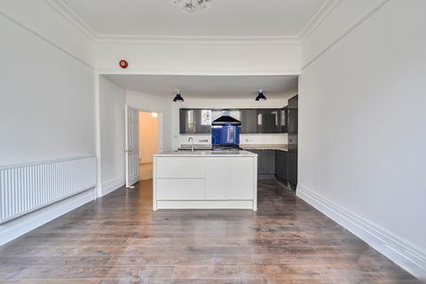 3 bedroom flat to rent, The Drive, Hove, BN3