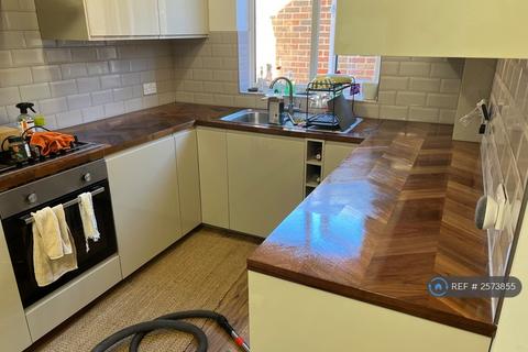3 bedroom flat to rent, Roehampton Vale, London, SW15
