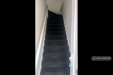 2 bedroom maisonette to rent, Marks Road, Romford, RM7