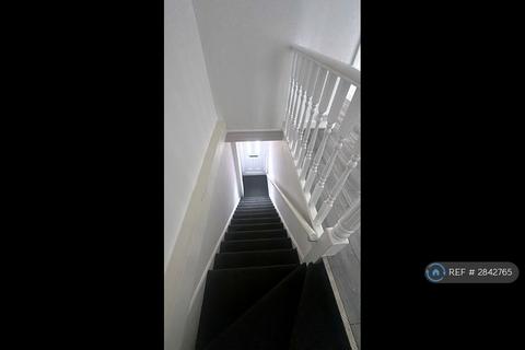 2 bedroom maisonette to rent, Marks Road, Romford, RM7