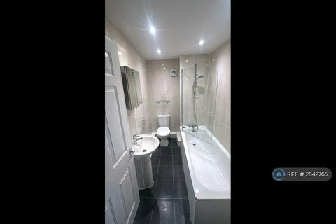 2 bedroom maisonette to rent, Marks Road, Romford, RM7